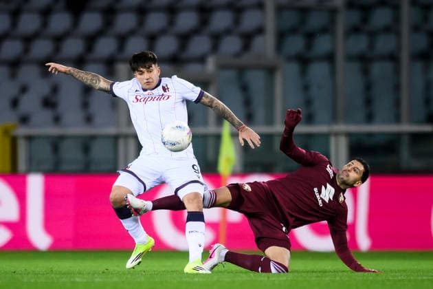 Torino FC v Bologna FC - Serie A Santiago Castro of Bologna FC competes for the ball with Guillermo Maripan of Torino FC during the Serie A football match between Torino FC and Bologna FC. Turin Italy Copyright: xNicolòxCampox
