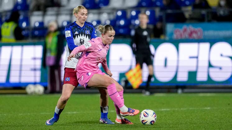 v li Paulina Bartz HSV, 37 , Laura Gloning TSG, 20 , duel, duel, tackle, tackling, dynamics, action, action, 15 02 2026, Sinsheim Hoffenheim Germany , Football, Google Pixel Women Bundesliga, TSG 1899 Hoffenheim Hamburger SV, DFB DFL REGULATIONS PROHIBIT ANY USE OF PHOTOGRAPHS AS IMAGE SEQUENCES AND OR QUASI VIDEO xozx
