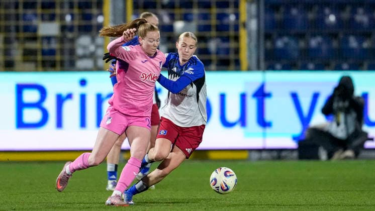 v li Nikee van Dijk TSG, 25 , Paulina Bartz HSV, 37 , duel, duel, tackle, tackling, dynamics, action, action, 15 02 2026, Sinsheim Hoffenheim Germany , Football, Google Pixel Women Bundesliga, TSG 1899 Hoffenheim Hamburger SV, DFB DFL REGULATIONS PROHIBIT ANY USE OF PHOTOGRAPHS AS IMAGE SEQUENCES AND OR QUASI VIDEO xozx