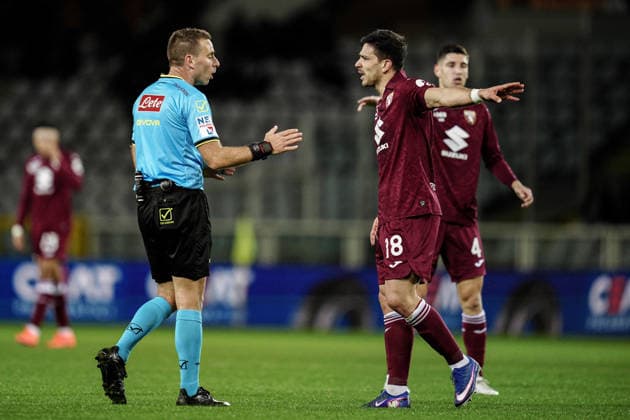 Referee Francesco Forneau argues whit Torino™s Giovanni Simeone during the Serie A soccer match between Torino and Bologna at the Stadio Olimpico Grande Torino in Turin, north west Italy - Sunday, February 15, 2025. - Soccer .  Copyright: xMarcoxAlpozzi LaPressex