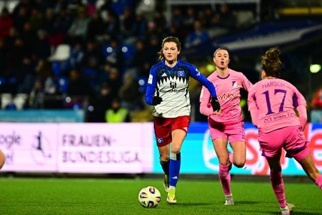 Lotta Wrede 32 Hamburger SV runs with the ball while Chiara Hahn 23 TSG Hoffenheim tries to defend GPFBL TSG Hoffenheim Hamburger SV Copyright: xMichaelxGelhardtx