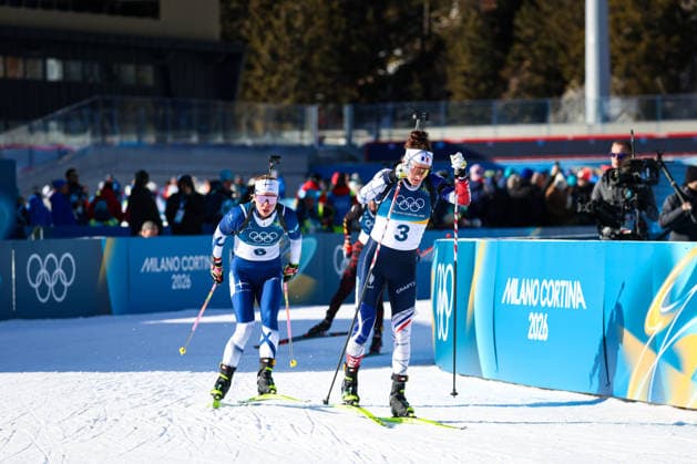 Antholz, Italien 15. Februar 2026: Biathlon Verfolgung Frauen 12,5 km - Olympia 2026 Im Bild: v.li. Suvi Minkkinen (FIN) und Lou Jeanmonnot (FRA) Anterselva Biathlon Arena *** Antholz, Italy 15 February 2026 Biathlon Pursuit Women 12.5 km Olympia 2026 Pictured from left Suvi Minkkinen FIN and Lou Jeanmonnot FRA Anterselva Biathlon Arena Copyright: xFotostandx xHettichx