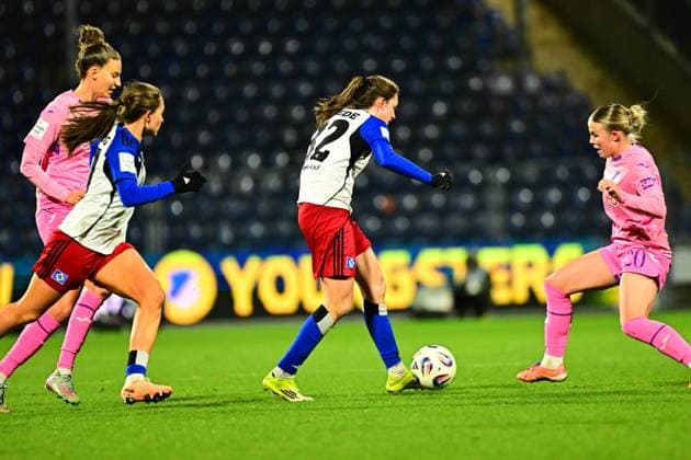 Franziska Harsch 17 TSG Hoffenheim in a duel with opponents, concentrating on the ball and defense GPFBL TSG Hoffenheim Hamburger SV Copyright: xMichaelxGelhardtx