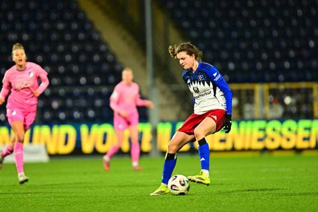 Vildan Kardesler 7 Hamburger SV with the ball, while Emilie Byrnak 3 TSG Hoffenheim and Lisann Kaut 4 TSG Hoffenheim defend GPFBL TSG Hoffenheim Hamburger SV Copyright: xMichaelxGelhardtx
