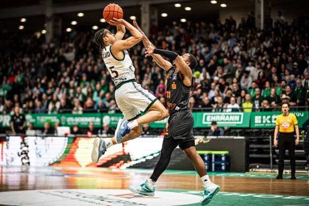 Jordan Roland Gladiators Trier in duel with Eric Washington Chemnitz 99ers , Vet Concept Gladiators Trier vs Chemnitz 99ers, Basketball, easyCredit BBL, Matchday 20, Season 2025 2026, 15 02 2026 Vet Concept Gladiators Trier vs Chemnitz 99ers, Basketball, easyCredit BBL, Matchday 20, Season 2025 2026, 15 02 2026 Copyright: xEibner-Pressefoto AlexanderxNeisx EP_ANS