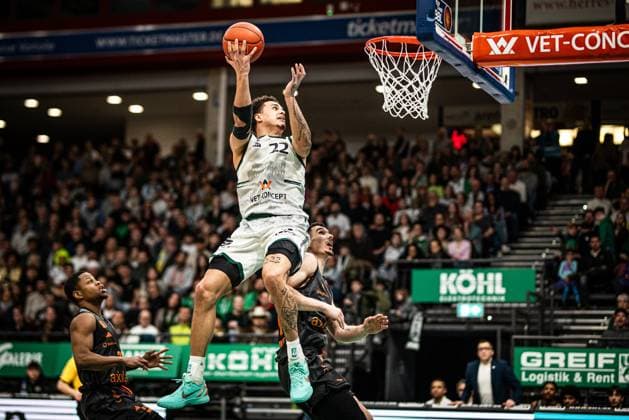 Nolan Adekunle Gladiators Trier in a duel with Eric Washington Chemnitz 99ers and Yordan Minchev Chemnitz 99ers , Vet Concept Gladiators Trier vs Chemnitz 99ers, Basketball, easyCredit BBL, Matchday 20, Season 2025 2026, 15 02 2026 Vet Concept Gladiators Trier vs Chemnitz 99ers, Basketball, easyCredit BBL, Matchday 20, Season 2025 2026, 15 02 2026 Copyright: xEibner-Pressefoto AlexanderxNeisx EP_ANS