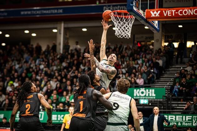 Maik Zirbes Gladiators Trier scores against Nike Sibande Chemnitz 99ers , Aher Uguak Chemnitz 99ers and Roman Bedime Chemnitz 99ers , Vet Concept Gladiators Trier vs Chemnitz 99ers, Basketball, easyCredit BBL, Matchday 20, Season 2025 2026, 15 02 2026 Vet Concept Gladiators Trier vs Chemnitz 99ers, Basketball, easyCredit BBL, Matchday 20, Season 2025 2026, 15 02 2026 Copyright: xEibner-Pressefoto AlexanderxNeisx EP_ANS