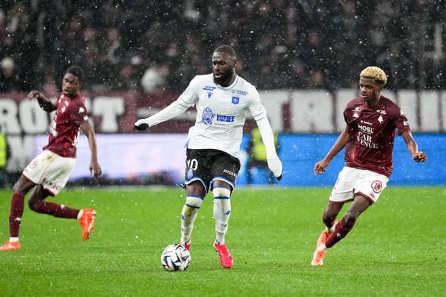 FC Metz v AJ Auxerre - Ligue 1 McDonald s 2025 2026 12 Alpha Amadou TOURE (fcm) - 10 Lassine SINAYOKO (aja) during the Ligue 1 McDonald s match between Metz and Auxerre at Stade Saint-Symphorien on February 15, 2026 in Metz, France. Metz France  Copyright: xFEPx 776348286