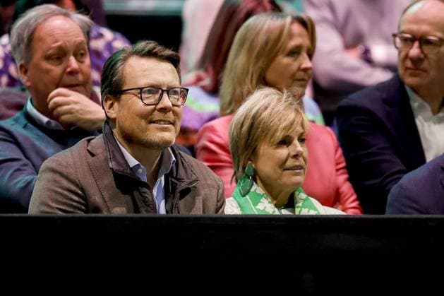 ROTTERDAM - Prince Constantijn of the Netherlands with Laurentien Brinkhorst in the stands during the final match between Alex de Minaur (Australia) and Felix Auger-Aliassime (Canada) during the singles final on the final day of the ABN AMRO tennis tournament in Ahoy Rotterdam. BAS CZERWINSKI ANP xVIxANPxSportx xxANPxIVx 550803390 originalFilename: 550803390.jpg