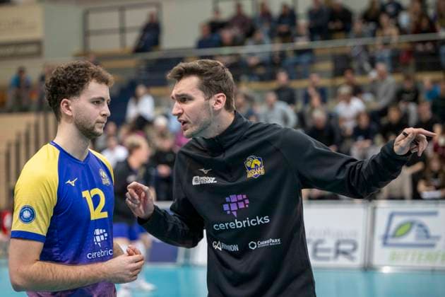1 Volleyball Bundesliga Season 2025 2026 Cerebricks Volley Goats Mitteldeutschland vs Netzhoppers KW Halle, Germany February 15, 2026 In the picture from left Paul Klimm Bitterfeld and interim coach Lukas Thielemann Bitterfeld Halle Saale swh Arena Sachsen Anhalt Germany