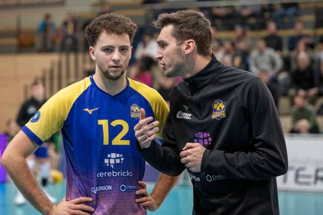 1 Volleyball Bundesliga Season 2025 2026 Cerebricks Volley Goats Mitteldeutschland vs Netzhoppers KW Halle, Germany February 15, 2026 In the picture from left Paul Klimm Bitterfeld and interim coach Lukas Thielemann Bitterfeld Halle Saale swh Arena Sachsen Anhalt Germany