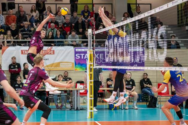 1 Volleyball Bundesliga Season 2025 2026 Cerebricks Volley Goats Mitteldeutschland vs Netzhoppers KW Halle, Germany February 15, 2026 In the picture from left Theo Timmermann Netzhoppers , Carl Möller Moeller Netzhoppers and Arshia Feizollahi Bitterfeld Halle Saale swh Arena Sachsen Anhalt Germany