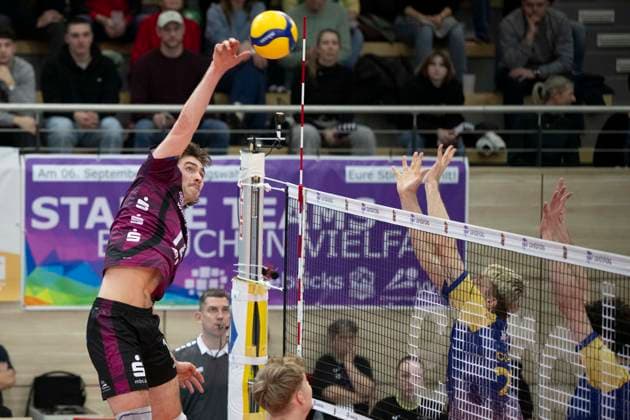 1 Volleyball Bundesliga Season 2025 2026 Cerebricks Volley Goats Mitteldeutschland vs Netzhoppers KW Halle, Germany February 15, 2026 In the picture Isaiah Olfert Netzhoppers and Samuel Schellenberg Bitterfeld Halle Saale swh Arena Sachsen Anhalt Germany