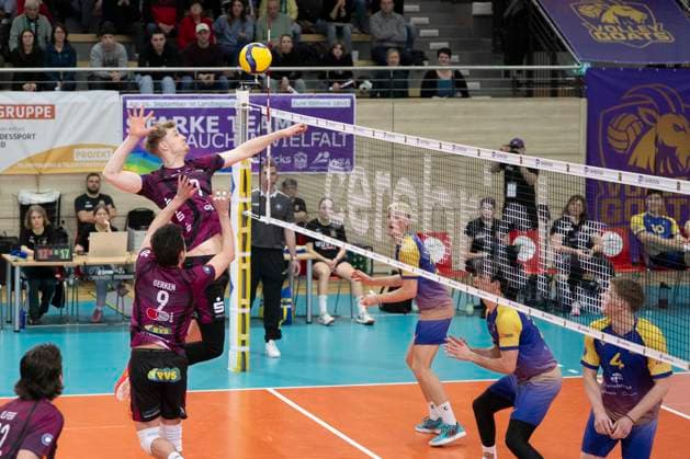 1 Volleyball Bundesliga Season 2025 2026 Cerebricks Volley Goats Mitteldeutschland vs Netzhoppers KW Halle, Germany February 15, 2026 In the picture from left Hannes Gerken Netzhoppers , Carl Möller Moeller Netzhoppers , Samuel Schellenberg Bitterfeld , Nick Breitenbach Bitterfeld and Tom Borchert Bitterfeld Halle Saale swh Arena Sachsen Anhalt Germany