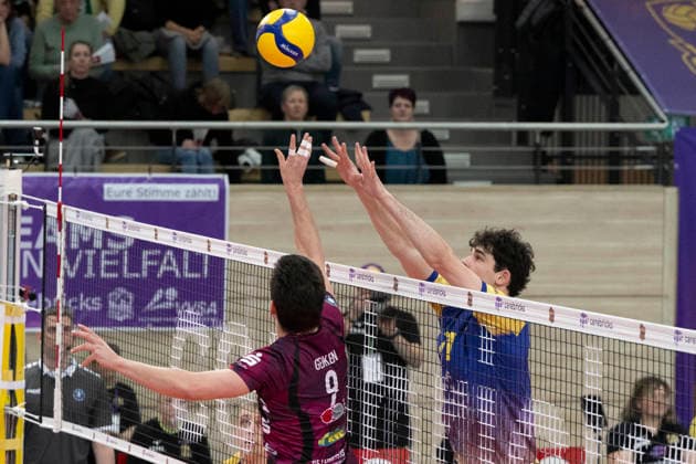 1 Volleyball Bundesliga Season 2025 2026 Cerebricks Volley Goats Mitteldeutschland vs Netzhoppers KW Halle, Germany February 15, 2026 In the picture from left Hannes Gerken Netzhoppers and Nick Breitenbach Bitterfeld Halle Saale swh Arena Sachsen Anhalt Germany