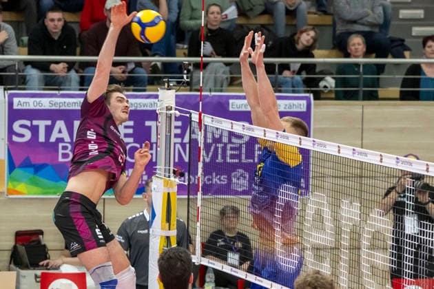 1 Volleyball Bundesliga Season 2025 2026 Cerebricks Volley Goats Mitteldeutschland vs Netzhoppers KW Halle, Germany February 15, 2026 In the picture from left Isaiah Olfert Netzhoppers and Valdas Listanskis Bitterfeld Halle Saale swh Arena Sachsen Anhalt Germany