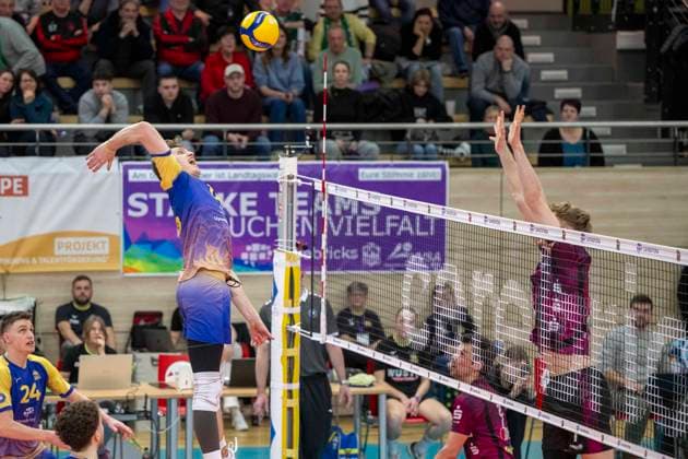 1 Volleyball Bundesliga Season 2025 2026 Cerebricks Volley Goats Mitteldeutschland vs Netzhoppers KW Halle, Germany February 15, 2026 In the picture from left Dax Tompkins Bitterfeld and Carl Möller Moeller Netzhoppers Halle Saale swh Arena Sachsen Anhalt Germany