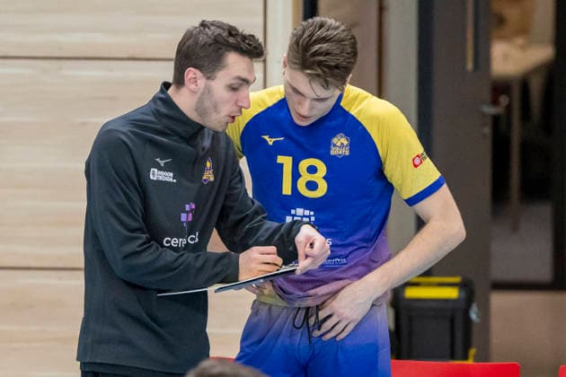 1 Volleyball Bundesliga Season 2025 2026 Cerebricks Volley Goats Mitteldeutschland vs Netzhoppers KW Halle, Germany February 15, 2026 In the picture from left interim coach Lukas Thielemann Bitterfeld and Dax Tompkins Bitterfeld Halle Saale swh Arena Sachsen Anhalt Germany