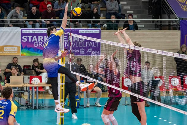 1 Volleyball Bundesliga season 2025 2026 Cerebricks Volley Goats Mitteldeutschland vs Netzhoppers KW Halle, Germany February 15, 2026 Pictured from left Nick Breitenbach Bitterfeld and Lovis Homberger Netzhoppers Halle Saale swh Arena Sachsen Anhalt Germany