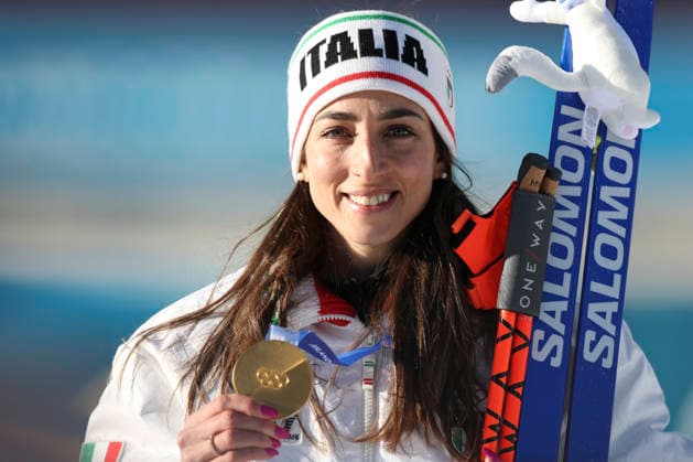 (260215) -- ANTERSELVA), Feb. 15, 2026 -- Gold medalist Lisa Vittozzi of Italy poses for photos after the awarding ceremony of the biathlon women s 10km pursuit at the 2026 Milan-Cortina Winter Olympics in Anterselva, Italy, Feb. 15, 2026. ) (MICO2026)ITALY-ANTERSELVA-OLYMPIC Winter games, Winterspiele,Spiele, Summer games BIATHLON-WOMEN S 10KM PURSUIT ZhangxTao 
