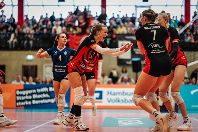 Volleyball Women Season 2025 2026 Volleyball Bundesliga ETV Hamburger Volksbank Volleys vs Schwarz Weiß Erfurt 15 02 2026 Zoe Konjer 8, ETV Hamburger Volksbank Volleys cheers Hamburg Sporthalle Hoheluft Hamburg Germany