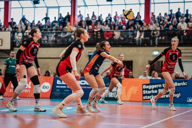 Volleyball Women Season 2025 2026 Volleyball Bundesliga ETV Hamburger Volksbank Volleys vs Schwarz Weiß Erfurt 15 02 2026 Sarah Stiriz 4, ETV Hamburger Volksbank Volleys plays the ball Hamburg Sporthalle Hoheluft Hamburg Germany