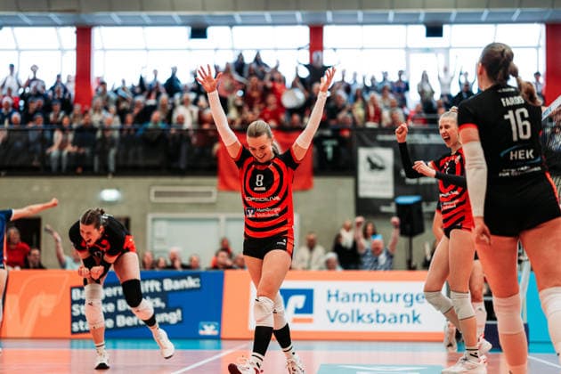 Volleyball Women Season 2025 2026 Volleyball Bundesliga ETV Hamburger Volksbank Volleys vs Schwarz Weiß Erfurt 15 02 2026 ETV cheers, in the middle Zoe Konjer 8, ETV Hamburger Volksbank Volleys Hamburg Sporthalle Hoheluft Hamburg Germany