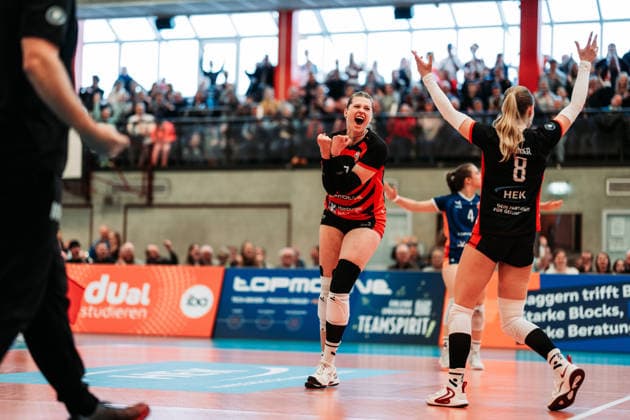 Volleyball Women Season 2025 2026 Volleyball Bundesliga ETV Hamburger Volksbank Volleys vs Schwarz Weiß Erfurt 15 02 2026 Louisa Krams 17, ETV Hamburger Volksbank Volleys cheers Hamburg Sporthalle Hoheluft Hamburg Germany