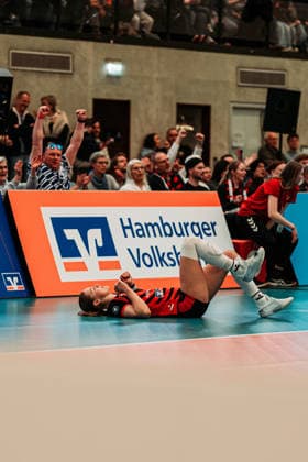 Volleyball Women Season 2025 2026 Volleyball Bundesliga ETV Hamburger Volksbank Volleys vs Schwarz Weiß Erfurt 15 02 2026 Svea Frobel 11, ETV Hamburger Volksbank Volleys lies on the floor Hamburg Sporthalle Hoheluft Hamburg Germany