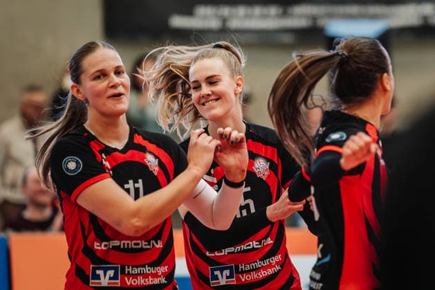 Volleyball Women Season 2025 2026 Volleyball Bundesliga ETV Hamburger Volksbank Volleys vs Schwarz Weiß Erfurt 15 02 2026 f l Svea Frobel 11, ETV Hamburger Volksbank Volleys , Alexa Sophie Thaden 15, ETV Hamburger Volksbank Volleys and Kathleen Weiß 13, ETV Hamburger Volksbank Volleys Hamburg Sporthalle Hoheluft Hamburg Germany