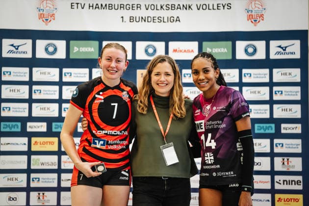 Volleyball Women Season 2025 2026 Volleyball Bundesliga ETV Hamburger Volksbank Volleys vs Schwarz Weiß Erfurt 15 02 2026 The MVP of the match from l Leonie Körtzinger 7, ETV Hamburger Volksbank Volleys , Anja Pleus CEO Topmotive , Alianza Darley 14, Schwarz Weiß Erfurt Hamburg Sporthalle Hoheluft Hamburg Germany