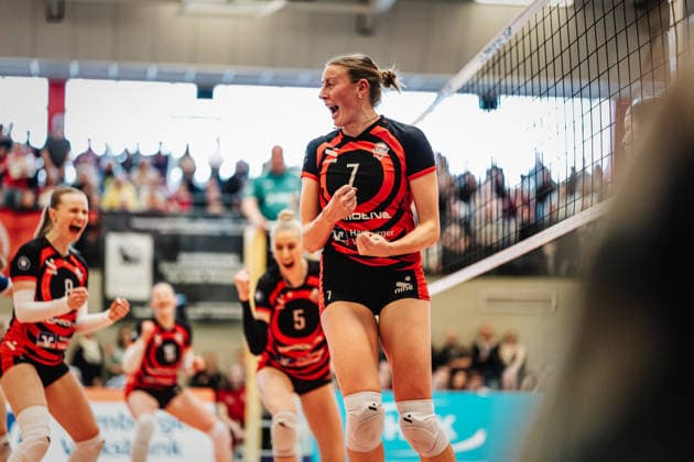 Volleyball Women Season 2025 2026 Volleyball Bundesliga ETV Hamburger Volksbank Volleys vs Schwarz Weiß Erfurt 15 02 2026 Leonie Körtzinger 7, ETV Hamburger Volksbank Volleys cheers Hamburg Sporthalle Hoheluft Hamburg Germany
