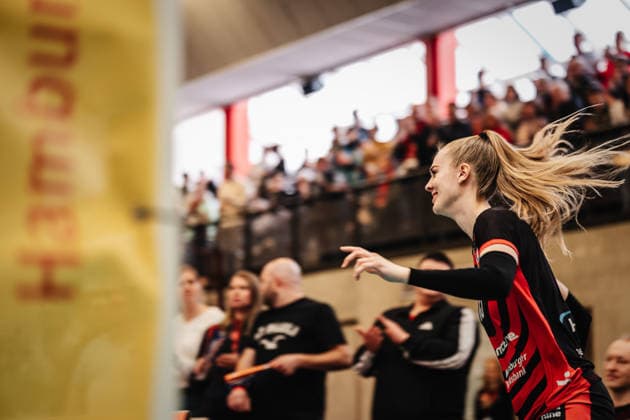 Volleyball Women Season 2025 2026 Volleyball Bundesliga ETV Hamburger Volksbank Volleys vs Schwarz Weiß Erfurt 15 02 2026 Alexa Sophie Thaden 15, ETV Hamburger Volksbank Volleys runs into the hall Hamburg Sporthalle Hoheluft Hamburg Germany