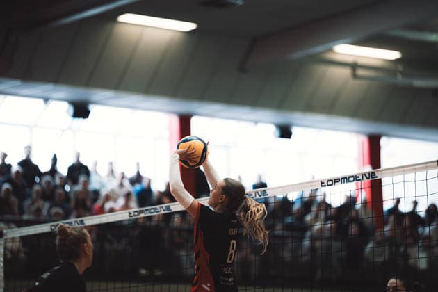 Volleyball Women Season 2025 2026 Volleyball Bundesliga ETV Hamburger Volksbank Volleys vs. Schwarz Weiß Erfurt 15 02 2026 Pass by Zoe Konjer 8, ETV Hamburger Volksbank Volleys Hamburg Sporthalle Hoheluft Hamburg Germany