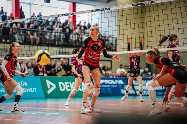 Volleyball Women Season 2025 2026 Volleyball Bundesliga ETV Hamburger Volksbank Volleys vs Schwarz Weiß Erfurt 15 02 2026 ETV cannot defend the ball, in the middle Anna Hartig 5, ETV Hamburger Volksbank Volleys Hamburg Sporthalle Hoheluft Hamburg Germany