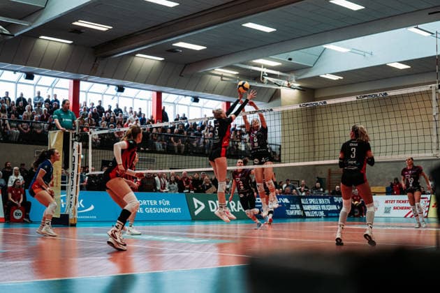 Volleyball Women Season 2025 2026 Volleyball Bundesliga ETV Hamburger Volksbank Volleys vs Schwarz Weiß Erfurt 15 02 2026 v l Anna Hartig 5, ETV Hamburger Volksbank Volleys vs Emilie Respaut 5, Schwarz Weiß Erfurt Hamburg Sporthalle Hoheluft Hamburg Germany