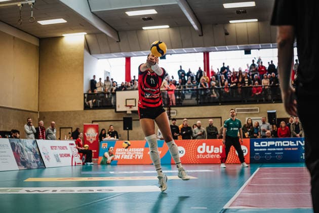 Volleyball Women Season 2025 2026 Volleyball Bundesliga ETV Hamburger Volksbank Volleys vs Schwarz Weiß Erfurt 15 02 2026 Svea Frobel 11, ETV Hamburger Volksbank Volleys plays the ball Hamburg Sporthalle Hoheluft Hamburg Germany