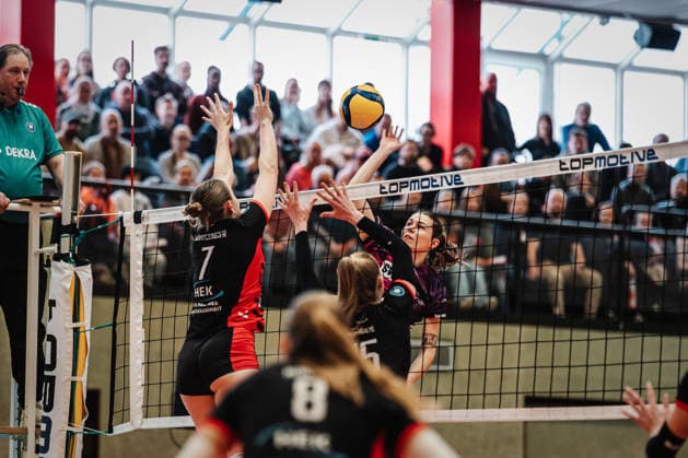 Volleyball Women Season 2025 2026 Volleyball Bundesliga ETV Hamburger Volksbank Volleys vs Schwarz Weiß Erfurt 15 02 2026 Elizabeth Sandbothe 2, Schwarz Weiß Erfurt on the attack Hamburg Sporthalle Hoheluft Hamburg Germany