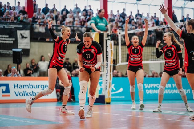Volleyball Women Season 2025 2026 Volleyball Bundesliga ETV Hamburger Volksbank Volleys vs Schwarz Weiß Erfurt 15 02 2026 ETV cheers, f l Anna Hartig 5, ETV Hamburger Volksbank Volleys , Svea Frobel 11, ETV Hamburger Volksbank Volleys , Leonie Körtzinger 7, ETV Hamburger Volksbank Volleys , Alexa Sophie Thaden 15, ETV Hamburger Volksbank Volleys and Zoe Konjer 8, ETV Hamburger Volksbank Volleys Hamburg Sporthalle Hoheluft Hamburg Germany