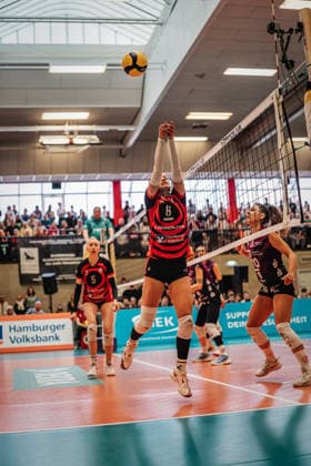 Volleyball Women Season 2025 2026 Volleyball Bundesliga ETV Hamburger Volksbank Volleys vs Schwarz Weiß Erfurt 15 02 2026 Zoe Konjer 8, ETV Hamburger Volksbank Volleys plays the ball Hamburg Sporthalle Hoheluft Hamburg Germany