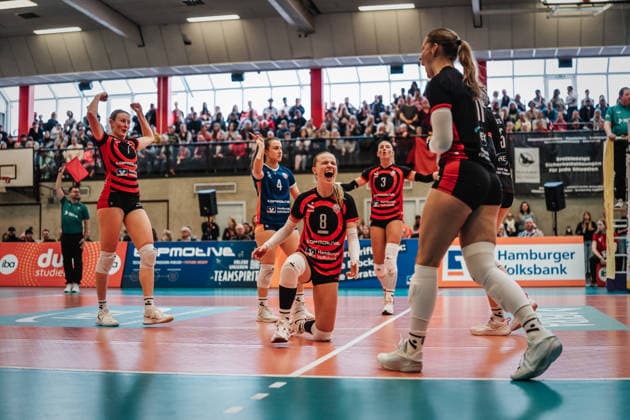 Volleyball Women Season 2025 2026 Volleyball Bundesliga ETV Hamburger Volksbank Volleys vs Schwarz Weiß Erfurt 15 02 2026 ETV cheers, f l Leonie Körtzinger 7, ETV Hamburger Volksbank Volleys , Sarah Stiriz 4, ETV Hamburger Volksbank Volleys , Zoe Konjer 8, ETV Hamburger Volksbank Volleys , Lina Köster 3, ETV Hamburger Volksbank Volleys , Svea Frobel 11, ETV Hamburger Volksbank Volleys and Anna Hartig 5, ETV Hamburger Volksbank Volleys Hamburg Sporthalle Hoheluft Hamburg Germany