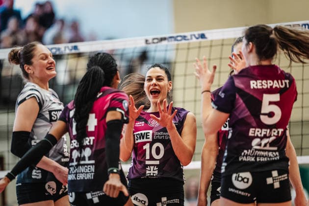 Volleyball Women Season 2025 2026 Volleyball Bundesliga ETV Hamburger Volksbank Volleys vs Schwarz Weiß Erfurt 15 02 2026 Erfurt cheers, in the middle Kinga Szücs 10, Schwarz Weiß Erfurt Hamburg Sporthalle Hoheluft Hamburg Germany