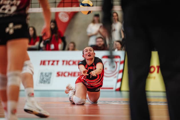 Volleyball Women Season 2025 2026 Volleyball Bundesliga ETV Hamburger Volksbank Volleys vs Schwarz Weiß Erfurt 15 02 2026 Leonie Körtzinger 7, ETV Hamburger Volksbank Volleys jumps to the ball Hamburg Sporthalle Hoheluft Hamburg Germany