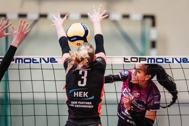 Volleyball Women Season 2025 2026 Volleyball Bundesliga ETV Hamburger Volksbank Volleys vs Schwarz Weiß Erfurt 15 02 2026 Attack by Alianza Darley 14, Schwarz Weiß Erfurt Hamburg Sporthalle Hoheluft Hamburg Germany