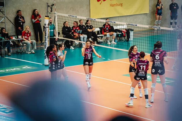 Volleyball Women Season 2025 2026 Volleyball Bundesliga ETV Hamburger Volksbank Volleys vs Schwarz Weiß Erfurt 15 02 2026 Erfurt cheers, in the middle Kinga Szücs 10, Schwarz Weiß Erfurt Hamburg Sporthalle Hoheluft Hamburg Germany