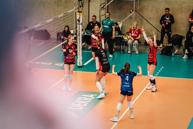 Volleyball Women Season 2025 2026 Volleyball Bundesliga ETV Hamburger Volksbank Volleys vs Schwarz Weiß Erfurt 15 02 2026 ETV cheers, f l Alexa Sophie Thaden 15, ETV Hamburger Volksbank Volleys , Lilly Faroß 16, ETV Hamburger Volksbank Volleys , Svea Frobel 11, ETV Hamburger Volksbank Volleys , Sarah Stiriz 4, ETV Hamburger Volksbank Volleys and Zoe Konjer 8, ETV Hamburger Volksbank Volleys Hamburg Sporthalle Hoheluft Hamburg Germany
