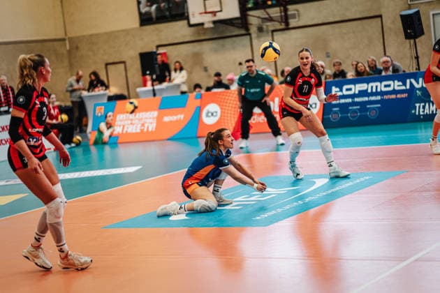 Volleyball Women Season 2025 2026 Volleyball Bundesliga ETV Hamburger Volksbank Volleys vs Schwarz Weiß Erfurt 15 02 2026 Sarah Stiriz 4, ETV Hamburger Volksbank Volleys takes the ball Hamburg Sporthalle Hoheluft Hamburg Germany