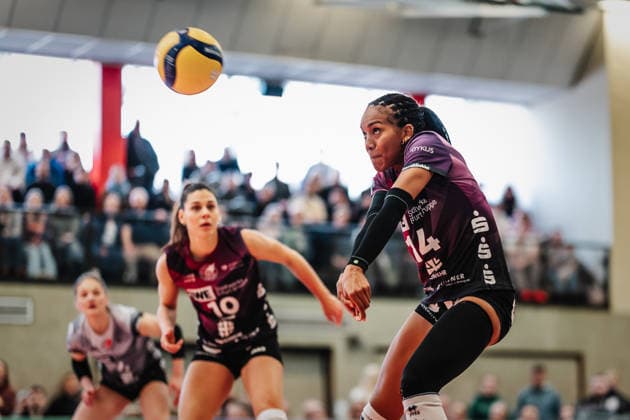 Volleyball Women Season 2025 2026 Volleyball Bundesliga ETV Hamburger Volksbank Volleys vs Schwarz Weiß Erfurt 15 02 2026 Alianza Darley 14, Schwarz Weiß Erfurt takes the ball Hamburg Sporthalle Hoheluft Hamburg Germany
