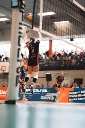 Volleyball Women Season 2025 2026 Volleyball Bundesliga ETV Hamburger Volksbank Volleys vs. Schwarz Weiß Erfurt 15 02 2026 Pass by Zoe Konjer 8, ETV Hamburger Volksbank Volleys Hamburg Sporthalle Hoheluft Hamburg Germany