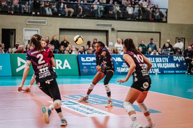 Volleyball Women Season 2025 2026 Volleyball Bundesliga ETV Hamburger Volksbank Volleys vs Schwarz Weiß Erfurt 15 02 2026 Alianza Darley 14, Schwarz Weiß Erfurt takes the ball Hamburg Sporthalle Hoheluft Hamburg Germany